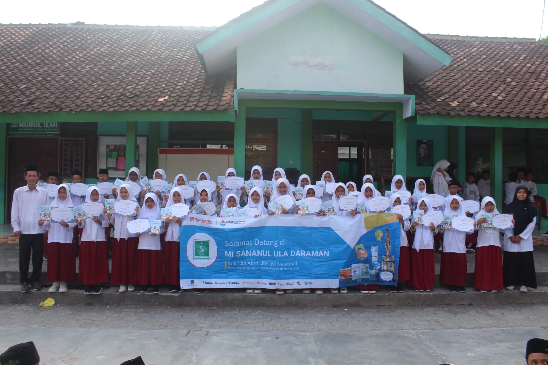 Terbitkan Buku “Guruku Penerang Jalanku”, MI Sananul Ula Piyungan Raih Penghargaan Madrasah Aktif Literasi Nasional 2024
