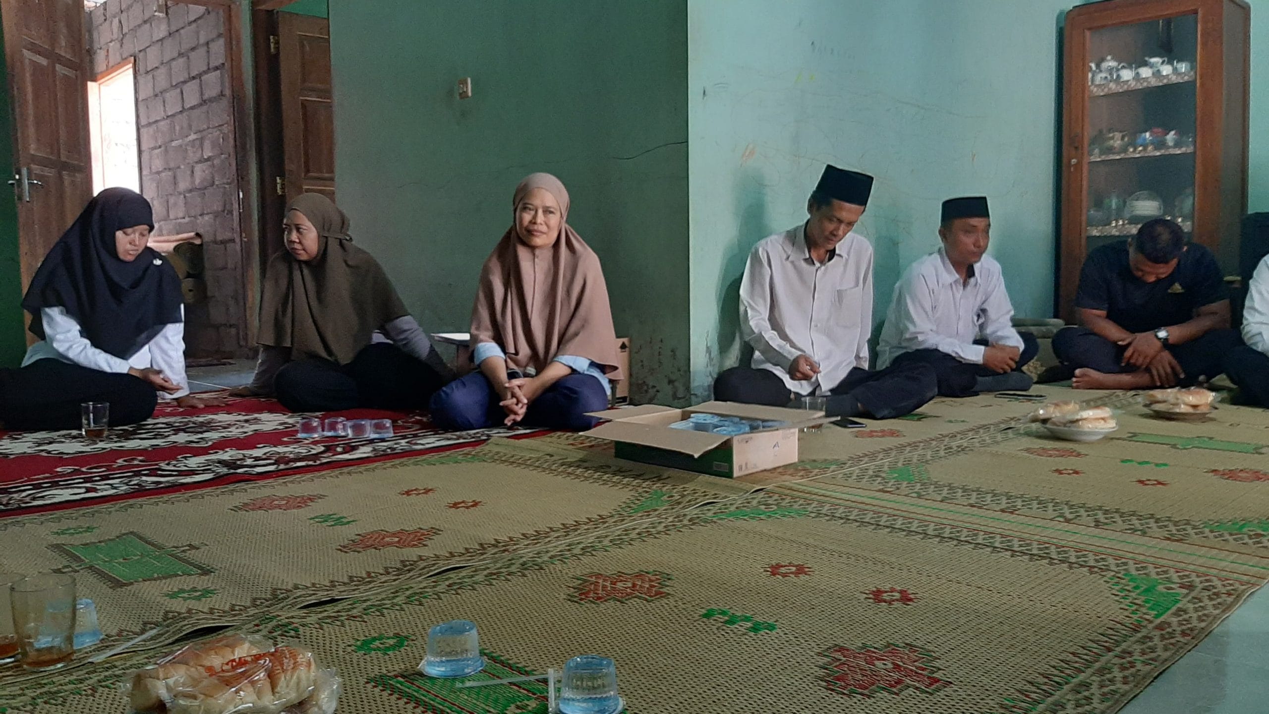 Tumbuhkan Empati, MI Sananul Ula Takziah pada Keluarga Madrasah yang Berduka
