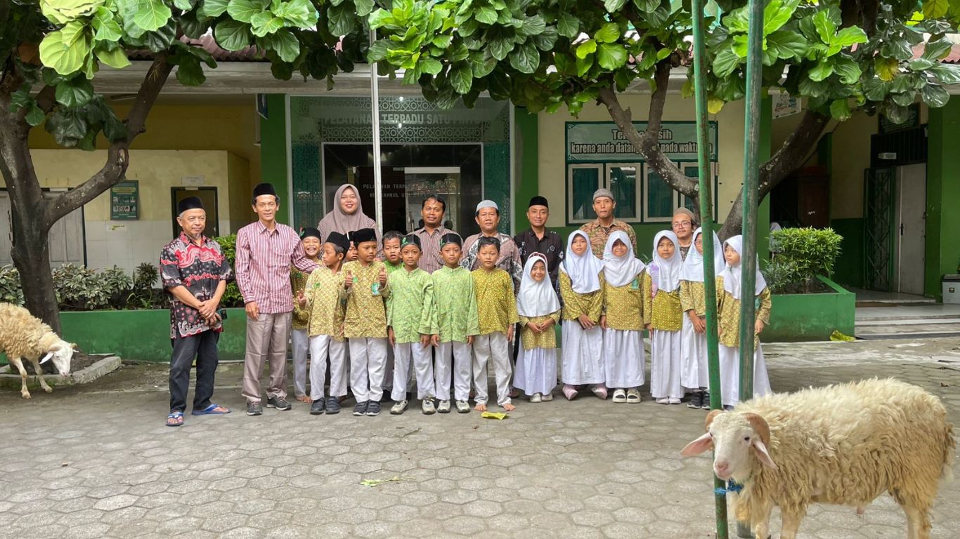 Peringati Idul Adha 1446 H; MI Sananul Ula Tasyarufkan Hewan Qurban