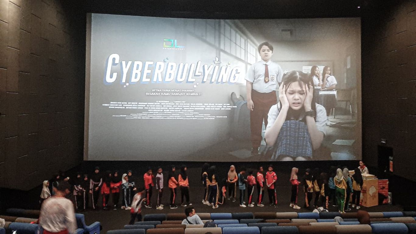 Siswa MI Sananul Ula Daraman Nonton Bareng Film Cyber Bullying di CGV Transmart