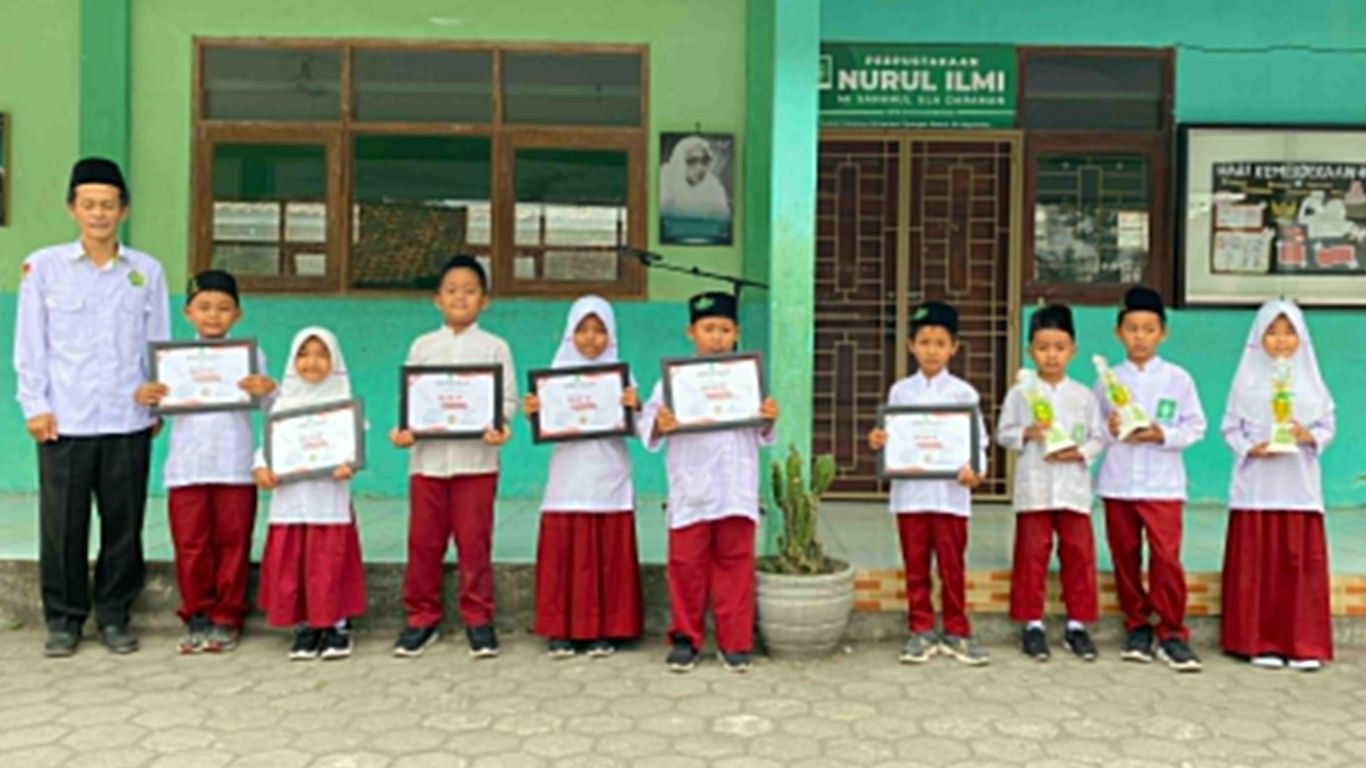 MI Sananul Ula Peduli Lingkungan: Reuse Galon Bekas Menjadi Tempat Sampah Kreatif