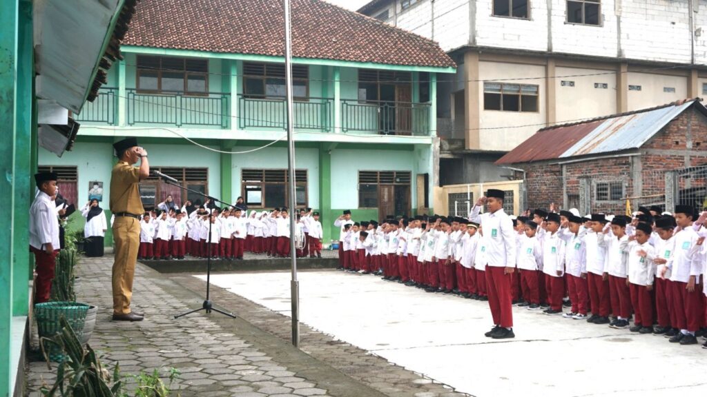 MI Sananul Ula; Mengawali KBM Semester 2 dengan Upacara Bendera Bersama Kepala Puskesmas Piyungan